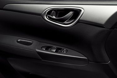Nissan Tiida ثانياً، هاتشباك 5 أبواب — تفصيل داخلي