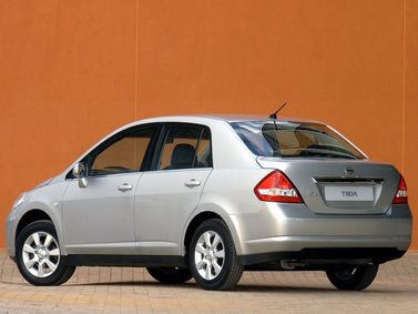 Nissan Tiida I، سيدان — منظر خلفي أيمن