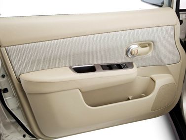 Nissan Tiida أنا فيس ليفت، هاتشباك 5 أبواب — تفصيل داخلي