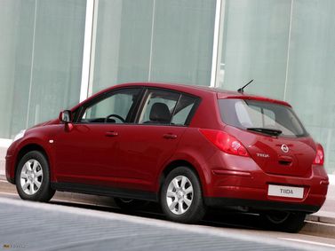 Nissan Tiida أنا فيس ليفت، هاتشباك 5 أبواب — منظر خلفي أيمن
