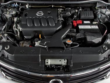 Nissan Tiida أنا فيس ليفت، سيدان — حجرة المحرك