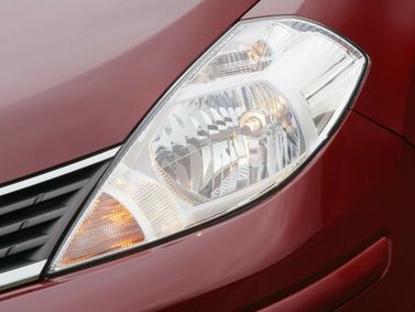 Nissan Tiida أنا فيس ليفت، هاتشباك 5 أبواب — المصباح الأمامي