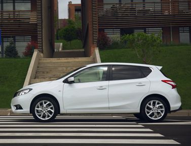 Nissan Tiida ثانياً، هاتشباك 5 أبواب — منظر من الجانب الأيسر