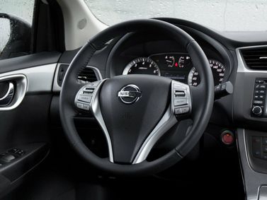 Nissan Tiida ثانياً، هاتشباك 5 أبواب — عجلة القيادة
