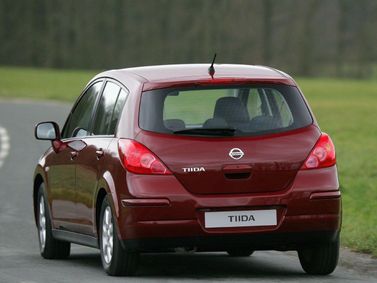 Nissan Tiida أنا فيس ليفت، هاتشباك 5 أبواب — منظر خلفي أيسر