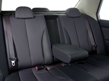 Nissan Tiida أنا فيس ليفت، هاتشباك 5 أبواب — المقاعد الخلفية