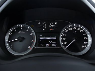 Nissan Tiida ثانياً، هاتشباك 5 أبواب — لوحة العدادات