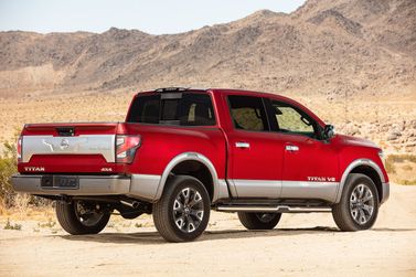 Nissan Titan II Рестайлинг, Пикап двойная кабина — вид сзади справа