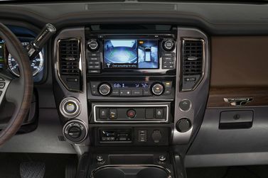 Nissan Titan II, Пикап двойная кабина — центральная консоль