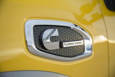 Nissan Titan II, Пикап двойная кабина — эмблема и обозначение модели