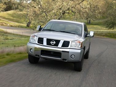Nissan Titan I, Пикап двойная кабина — вид спереди слева