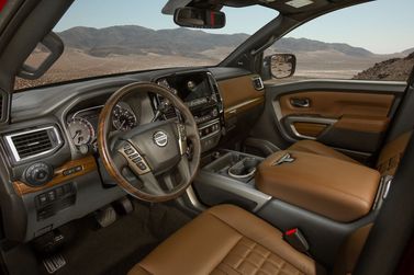 Nissan Titan II Рестайлинг, Пикап двойная кабина — место водителя