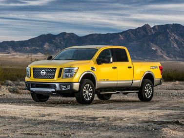 Nissan Titan II, Пикап двойная кабина — вид спереди справа