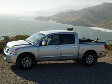Nissan Titan I, Пикап двойная кабина — вид спереди справа