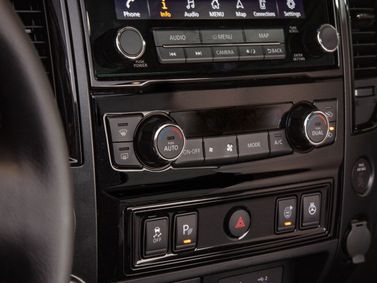 Nissan Titan II Рестайлинг, Пикап двойная кабина — центральная консоль