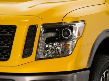 Nissan Titan II, Пикап двойная кабина — передняя фара