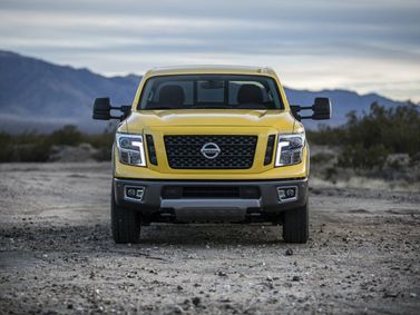 Nissan Titan II, Пикап двойная кабина — вид спереди
