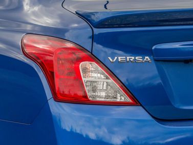 Nissan Versa فيس ليفت الثاني، سيدان — الجزء الخلفي من السيارة عن قرب