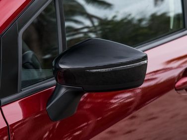 Nissan Versa ثالثاً، سيدان — مرآة جانبية