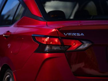 Nissan Versa ثالثاً فيس ليفت، سيدان — الجزء الخلفي من السيارة عن قرب