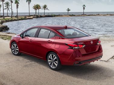 Nissan Versa ثالثاً، سيدان — منظر خلفي أيمن