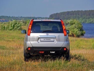 Nissan X-Trail ثانياً، دفع رباعي 5 أبواب — منظر خلفي