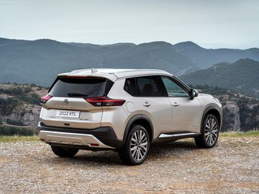 Nissan X-Trail رابعاً، دفع رباعي 5 أبواب — منظر خلفي بزاوية ثلاثة أرباع