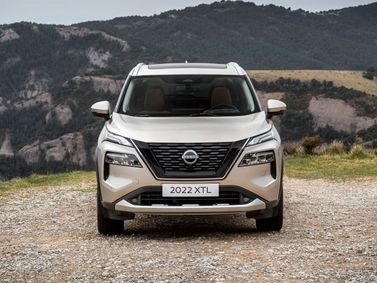 Nissan X-Trail رابعاً، دفع رباعي 5 أبواب — منظر أمامي