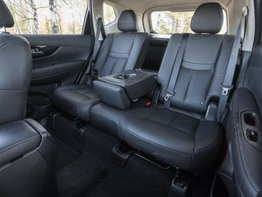 Nissan X-Trail ثالثاً فيس ليفت، دفع رباعي 5 أبواب — المقاعد الخلفية