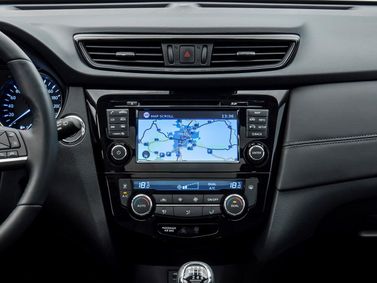Nissan X-Trail ثالثاً فيس ليفت، دفع رباعي 5 أبواب — الكونسول الوسطي