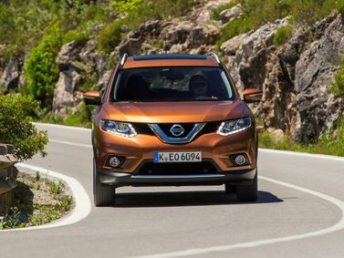Nissan X-Trail ثالثاً، دفع رباعي 5 أبواب — منظر أمامي