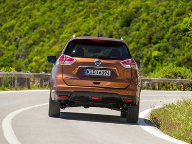 Nissan X-Trail ثالثاً، دفع رباعي 5 أبواب — منظر خلفي