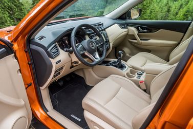 Nissan X-Trail ثالثاً فيس ليفت، دفع رباعي 5 أبواب — منطقة السائق