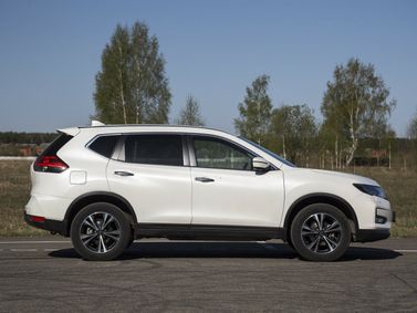 Nissan X-Trail ثالثاً فيس ليفت، دفع رباعي 5 أبواب — منظر من الجانب الأيمن