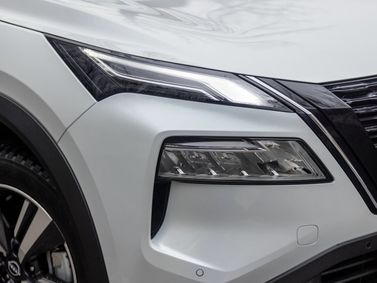 Nissan X-Trail رابعاً، دفع رباعي 5 أبواب — المصباح الأمامي