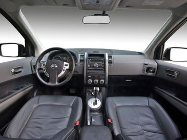 Nissan X-Trail ثانياً، دفع رباعي 5 أبواب — منظر عام للمقصورة