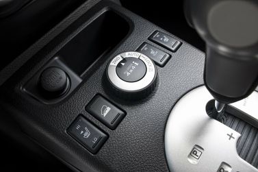 Nissan X-Trail فيس ليفت الثاني، دفع رباعي 5 أبواب — الكونسول الوسطي