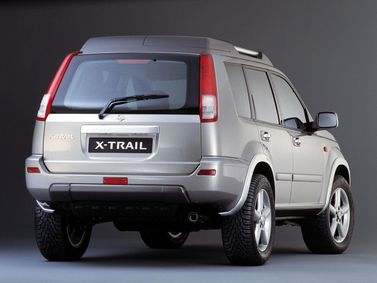 Nissan X-Trail I، دفع رباعي 5 أبواب — منظر خلفي أيمن