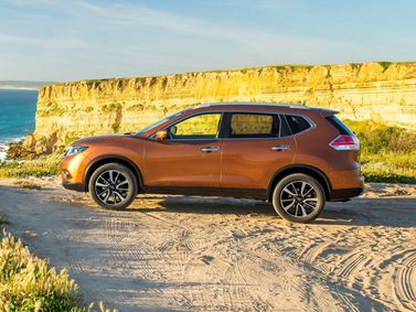 Nissan X-Trail ثالثاً، دفع رباعي 5 أبواب — منظر من الجانب الأيسر