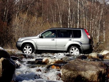 Nissan X-Trail أنا فيس ليفت، دفع رباعي 5 أبواب — منظر أمامي بزاوية ثلاثة أرباع