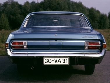 Opel Admiral A، سيدان — منظر خلفي