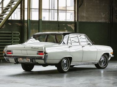 Opel Admiral A، سيدان — منظر خلفي أيمن