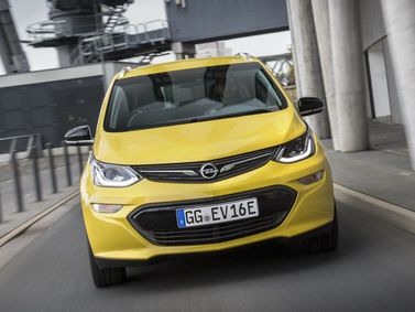 Opel Ampera II، هاتشباك 5 أبواب — منظر أمامي