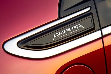 Opel Ampera I، هاتشباك 5 أبواب — شعار السيارة واسم الطراز