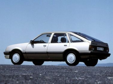 Opel Ascona C، هاتشباك 5 أبواب — منظر خلفي أيمن