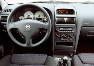 Opel Astra OPC G، هاتشباك 3 أبواب — لوحة القيادة