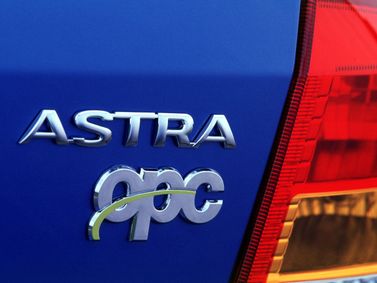 Opel Astra OPC G، هاتشباك 3 أبواب — شعار السيارة واسم الطراز