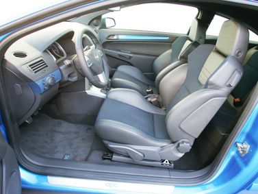 Opel Astra OPC H، هاتشباك 3 أبواب — منطقة السائق