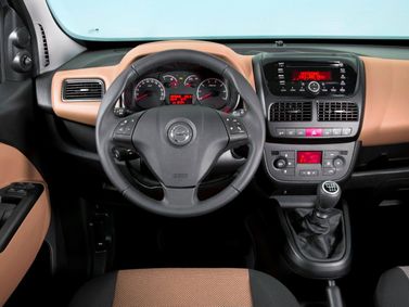 Opel Combo D، فان مدمج SWB — لوحة القيادة