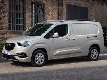 Opel Combo E، فان XL — منظر أمامي أيسر